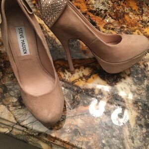 Super sexy platform Steve Madden pumps.